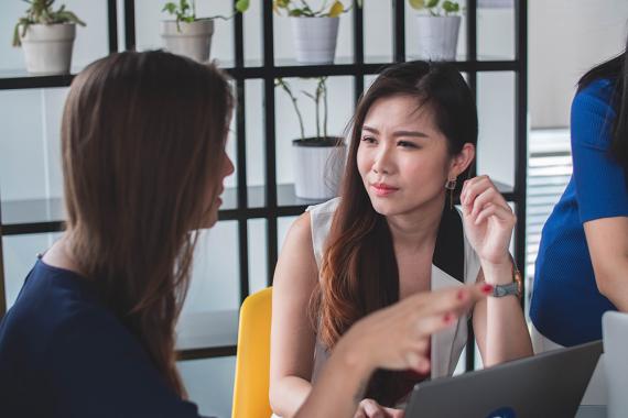 two-women-meeting-in-office